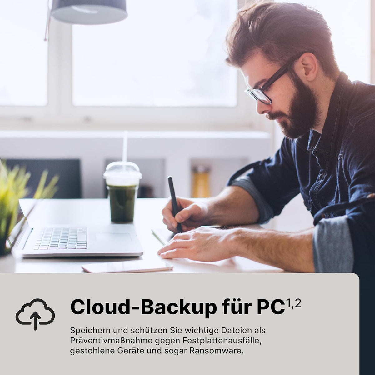 Mann arbeitet am Laptop, Text