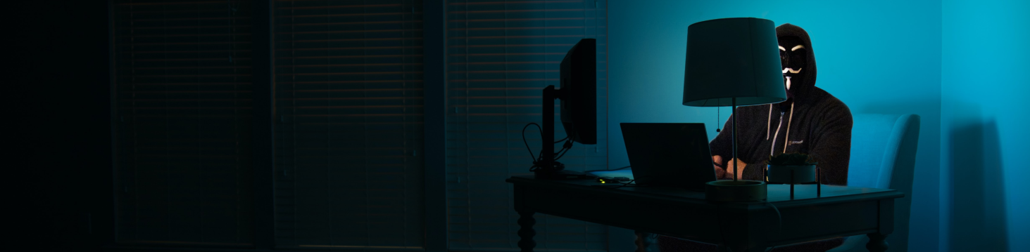 Hacker am Computer in Dunkelheit